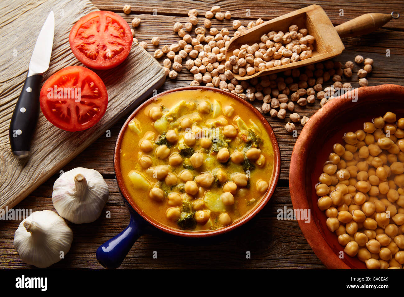 Potaje de Garbanzos Kichererbsen-Eintopf Spanien Rezept traditionell mit Zutaten Stockfoto