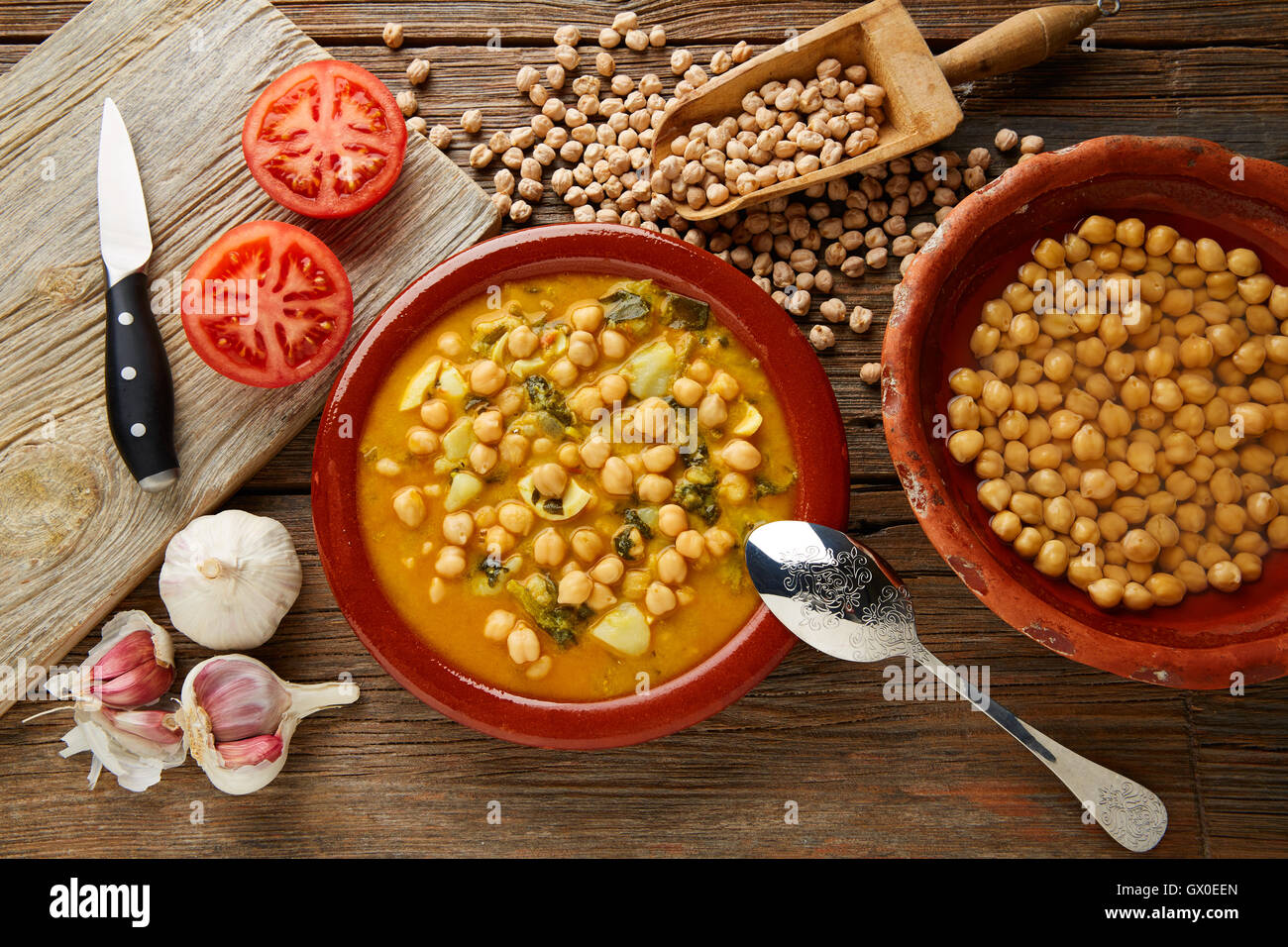 Potaje de Garbanzos Kichererbsen-Eintopf Spanien Rezept traditionell mit Zutaten Stockfoto