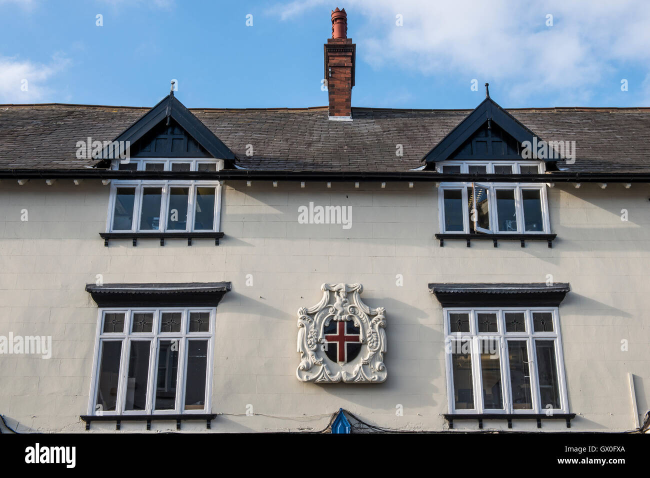 Verputz über einem Geschäft Darstellung der Flagge und Wappen in der Stadt Durham, England, UK Stockfoto