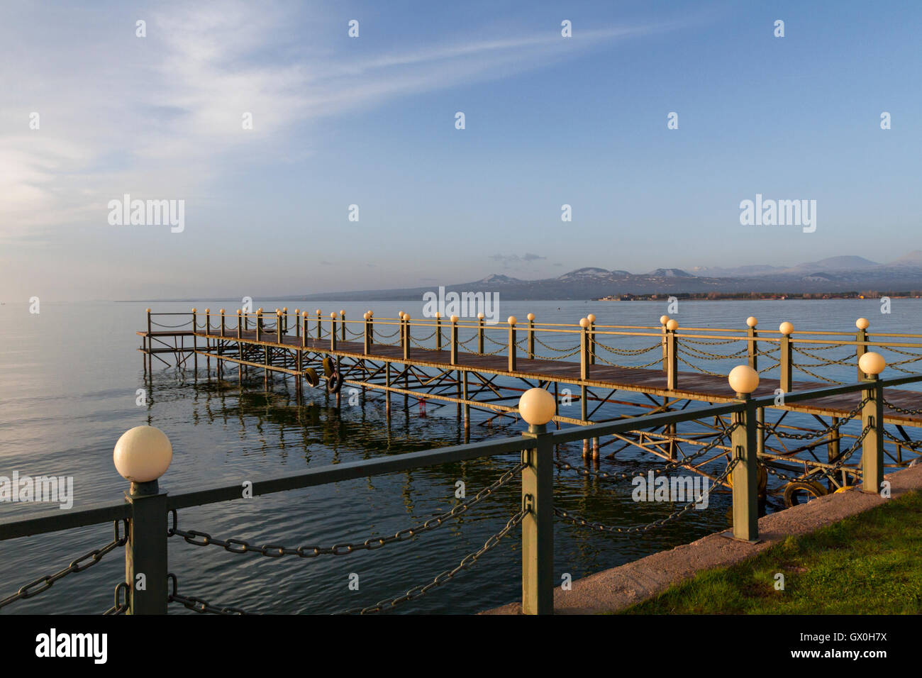 Dock am Sewansee in Armenien. Stockfoto