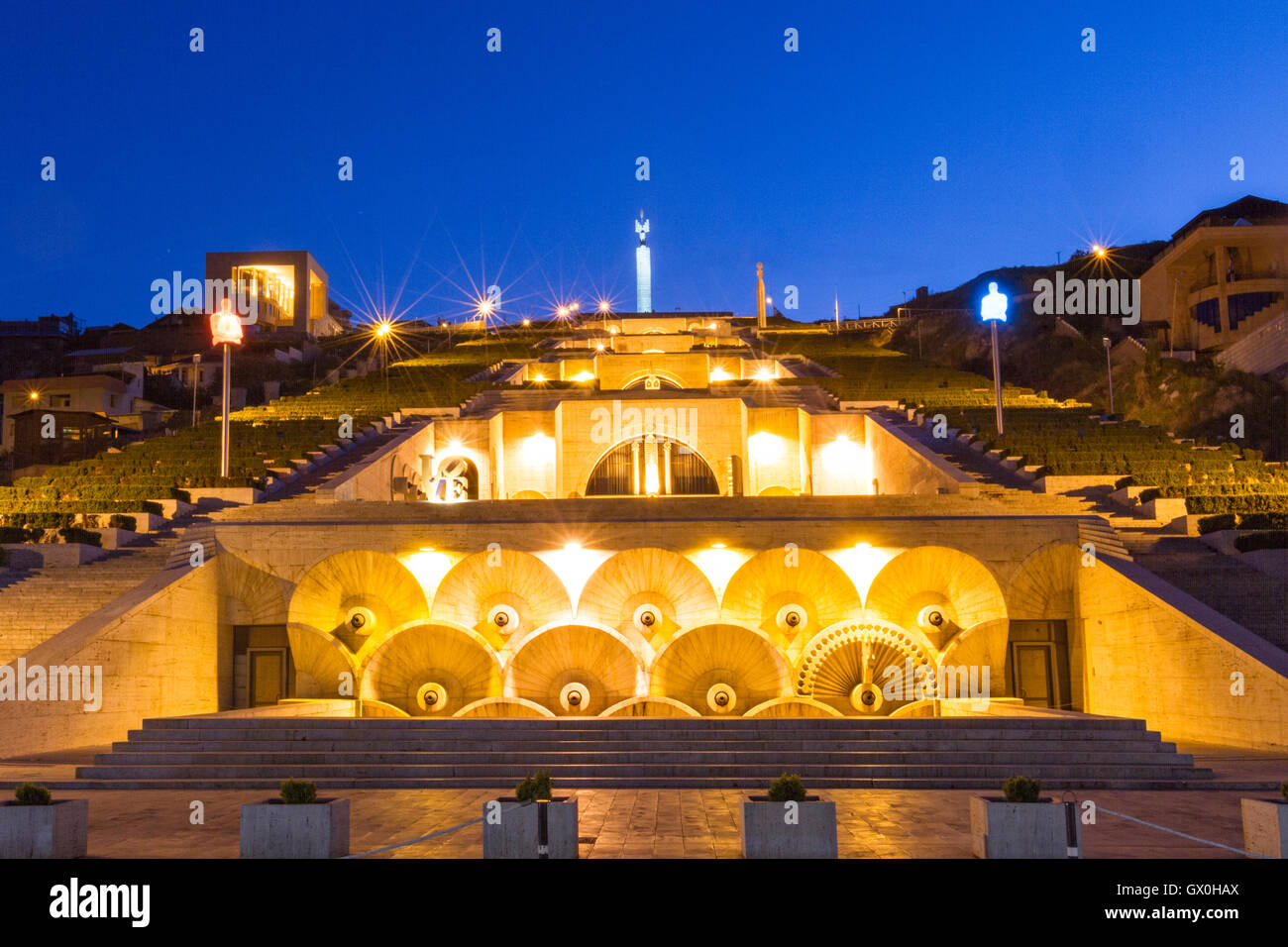 Open Air sozialen Treffpunkt und Kunstzentrum als Cascade in Jerewan, Armenien, in der Dämmerung bekannt. Stockfoto