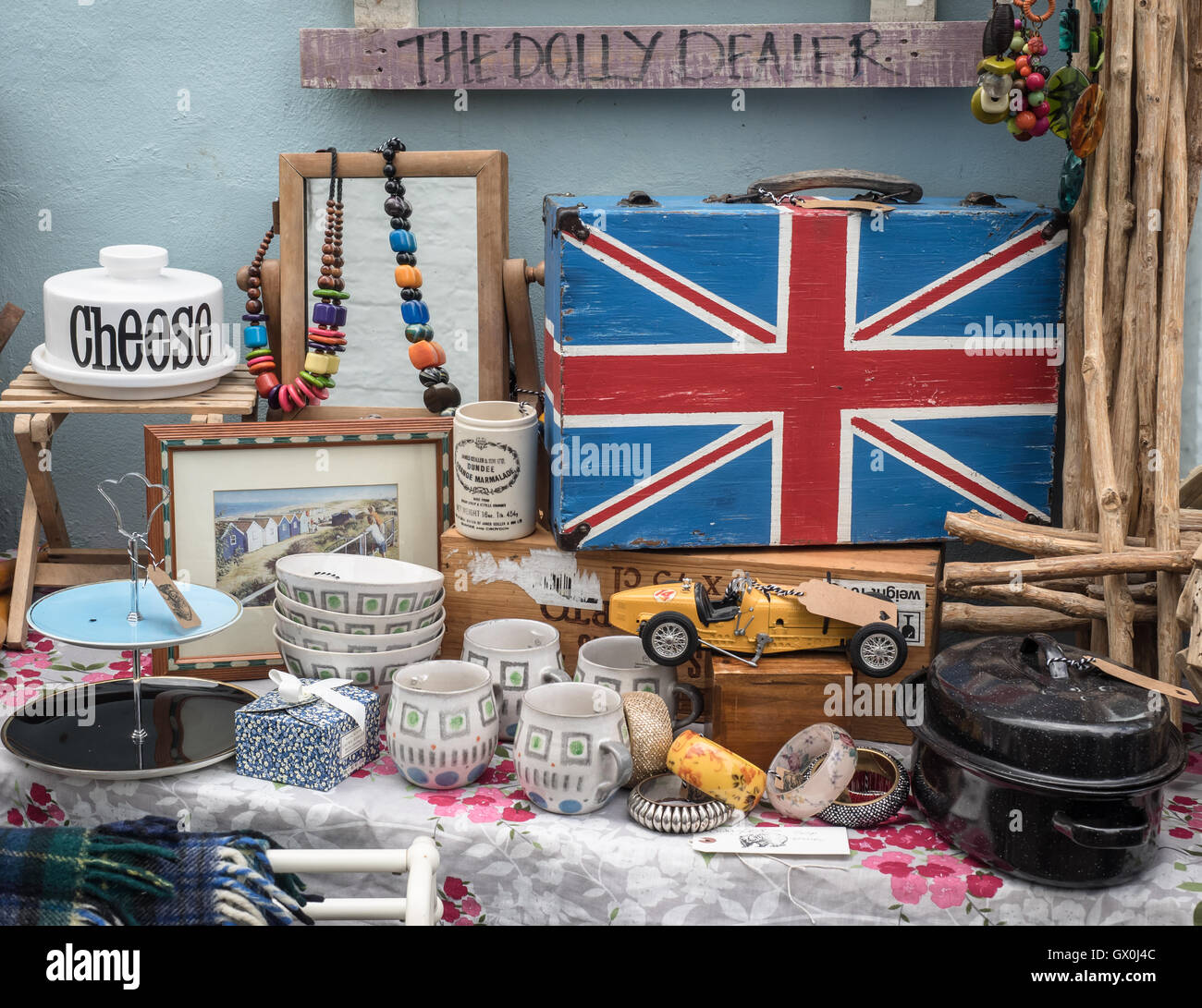 Display mit Union Jack in einem secondhand Shop, England Stockfoto
