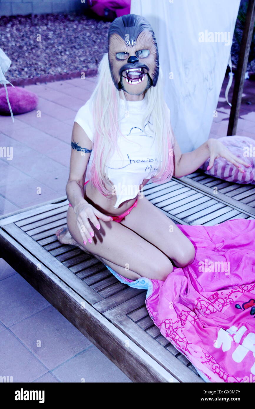 Pfusch und Celebrity Big Brother Star Angelique "Frenchy Morgan" posiert in einer Chewbacca Maske und trägt ein T-shirt sagt "I Love Chewbacca Mom" Los Angeles mit: Angelique "Frenchy" Morgan Where: Los Angeles, California, Vereinigte Staaten von Amerika bei: 07 Jun Stockfoto