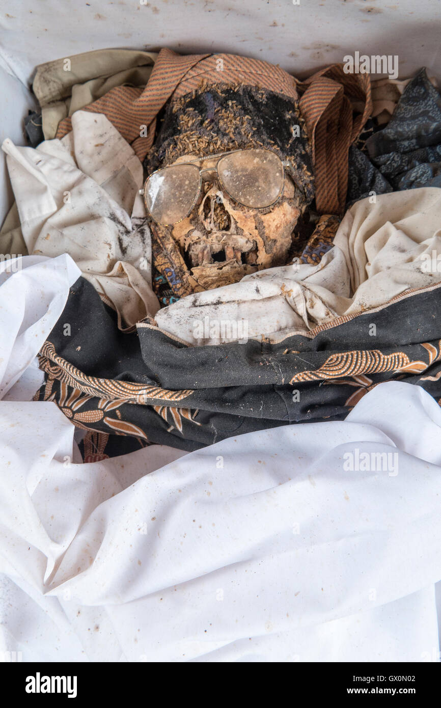 Die Leiche Tot Von Den Hinterbliebenen Zu Erziehen Reinigen Sie Ihre Leichen In Ma Nene Ritualen Im Norden Toraja Indonesien Stockfotografie Alamy