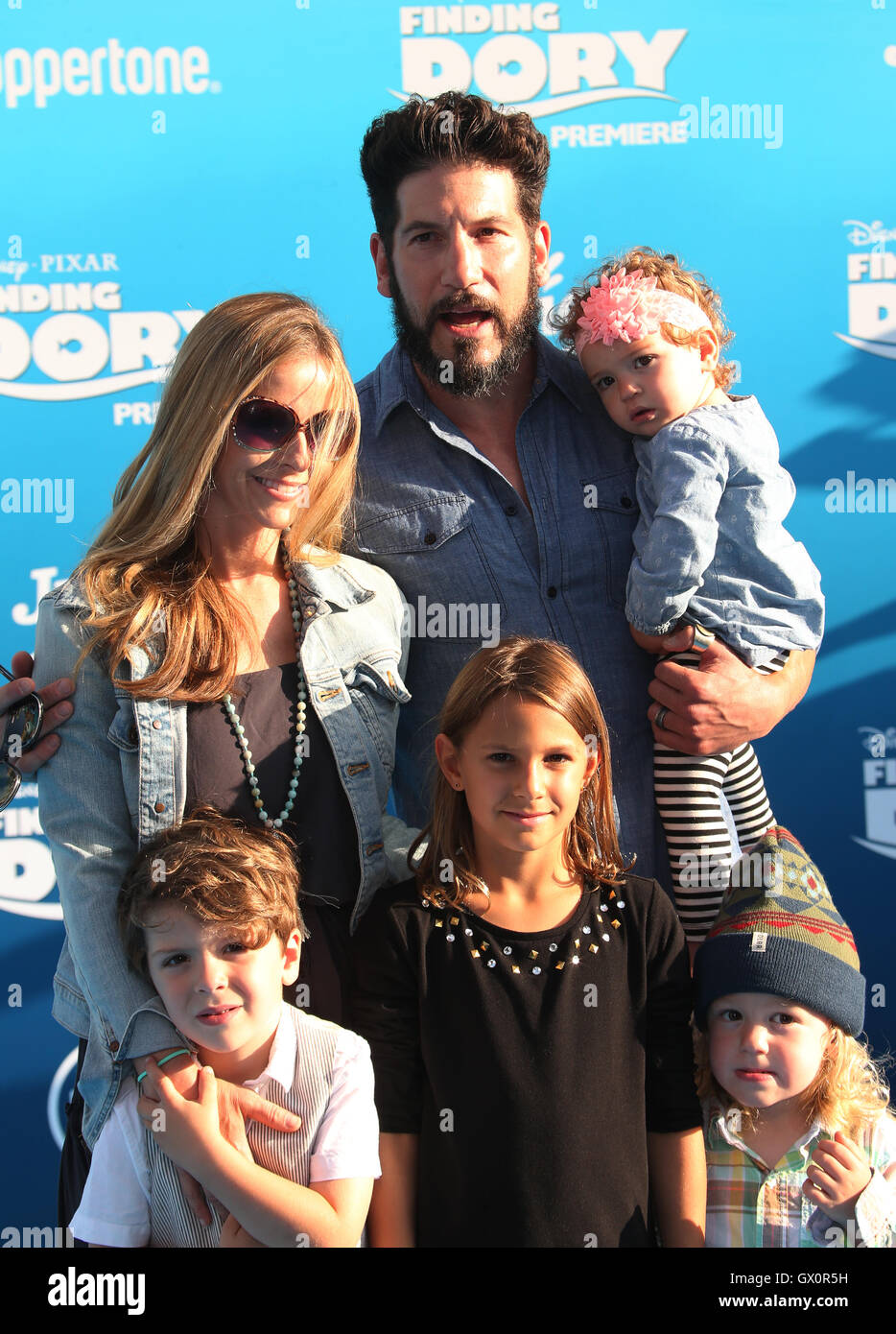 Welt-Premiere des Disney-Pixar "Finding Dory" am El Capitan Theatre - Ankünfte mit: Jon Bernthal, Erin Winkel, Adeline Bernthal Where: Hollywood, Kalifornien, USA bei: 8. Juni 2016 Stockfoto