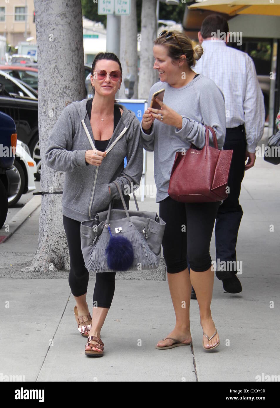 Ein leger gekleidet Kyle Richards Einkaufen mit einem Freund mit Beverly Hills Kyle Richards wo