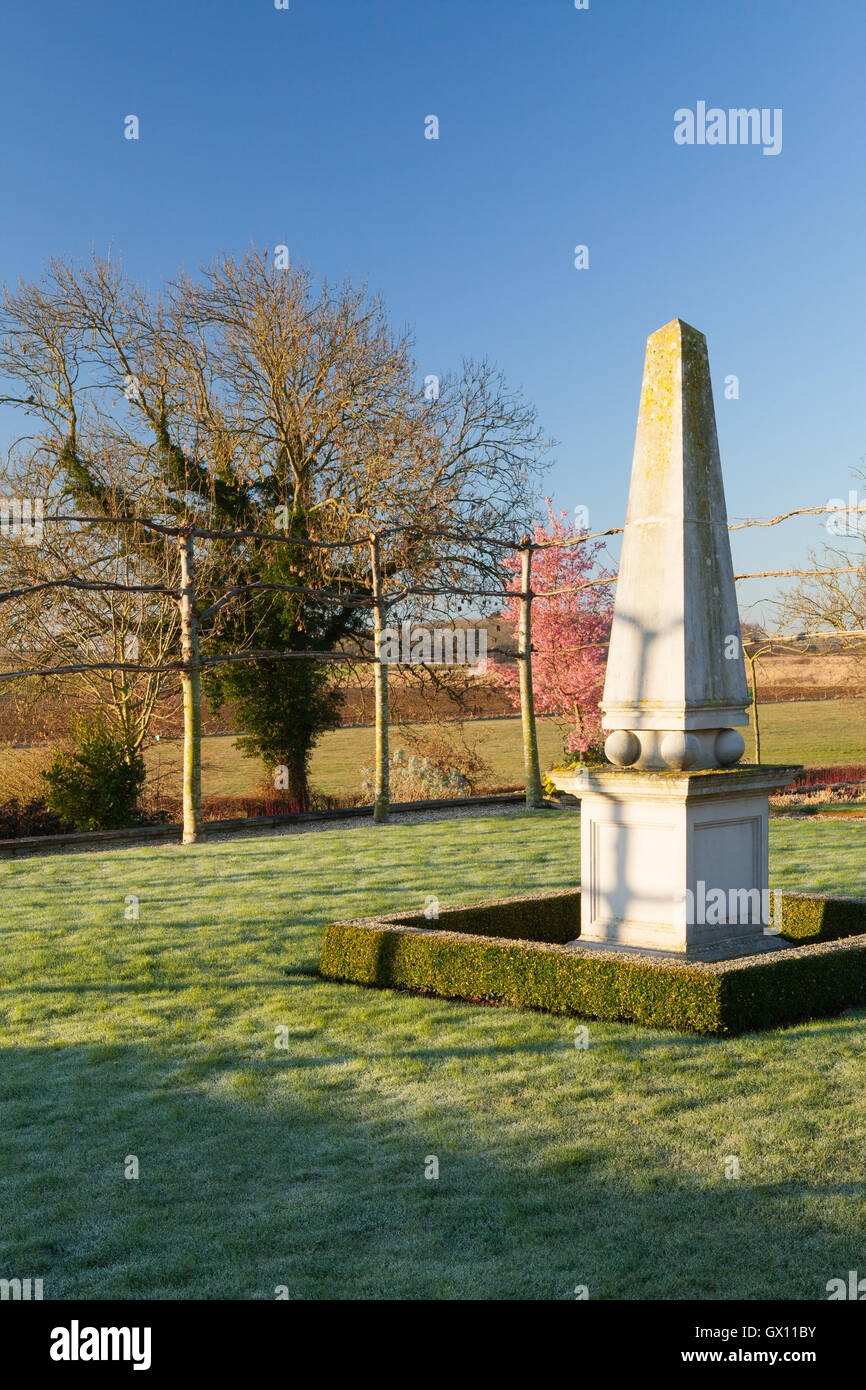 Obelisk Rasen. Brightwater Gärten, Saxby, Lincolnshire, UK. Winter, Februar 2016. Stockfoto