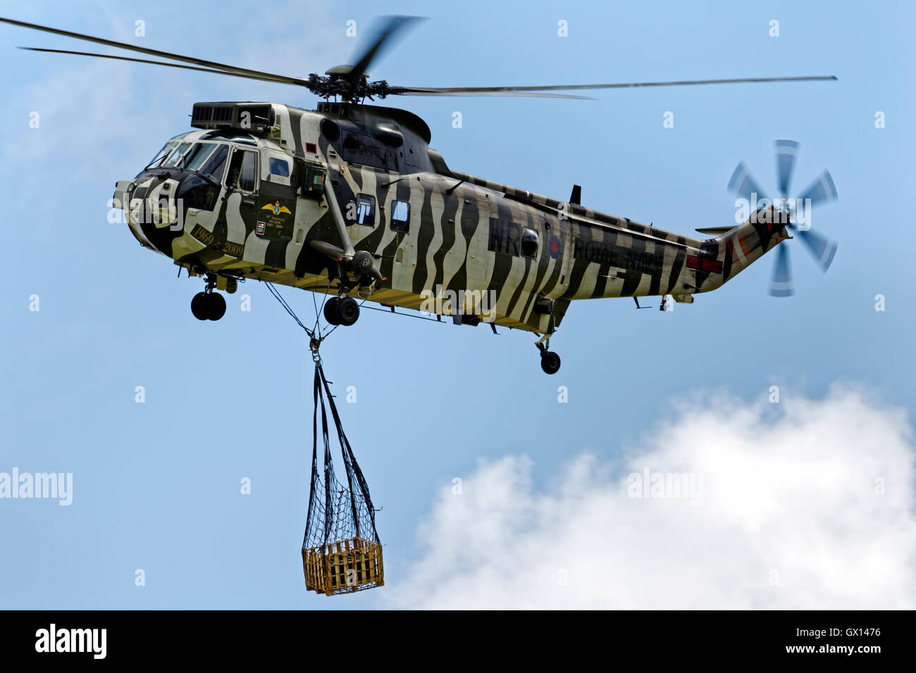 Ein Royal Navy Westland Sea King HC.4, ZE424/WR Hubschrauber ist ein underslung Zuladung am RNAS Yeovilton International Air Tag. Stockfoto