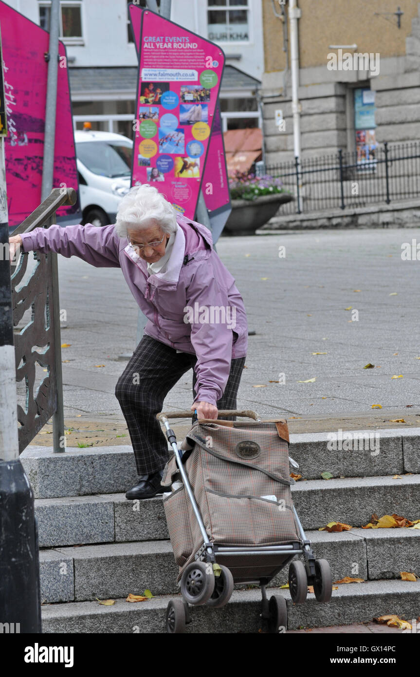 Old lady shopping trolley Fotos und Bildmaterial in hoher Auflosung Alamy