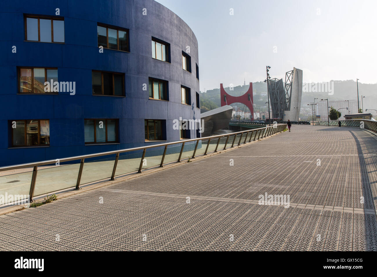 Guggenheim Museum, Bilbao und die Prinzessin von Spanien Brücke von Daniel Buren im Jahr 2007 überarbeitet Stockfoto