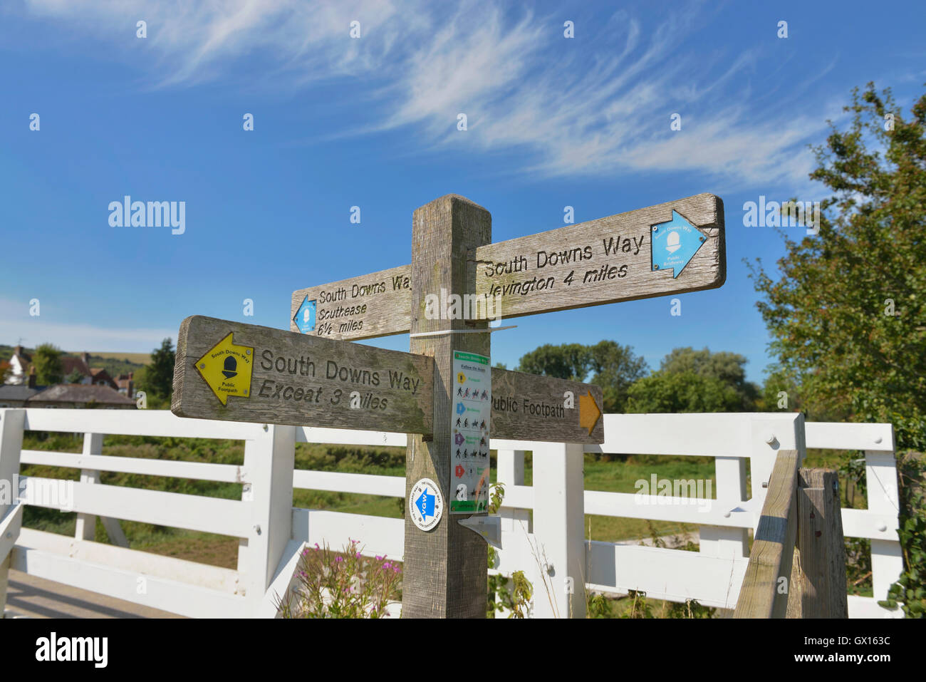 Alfriston Village South Downs Way öffentlichen Fußweg Wegweiser, East Sussex. England. Großbritannien Stockfoto