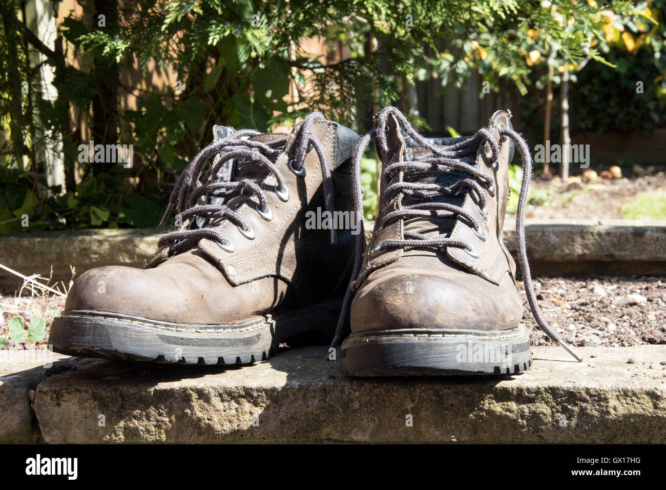 Paar Stiefel von alten an einer Wand Stockfoto, Bild Paar Schwarze Armee Stiefel Auf Holz Stockfoto und mehr