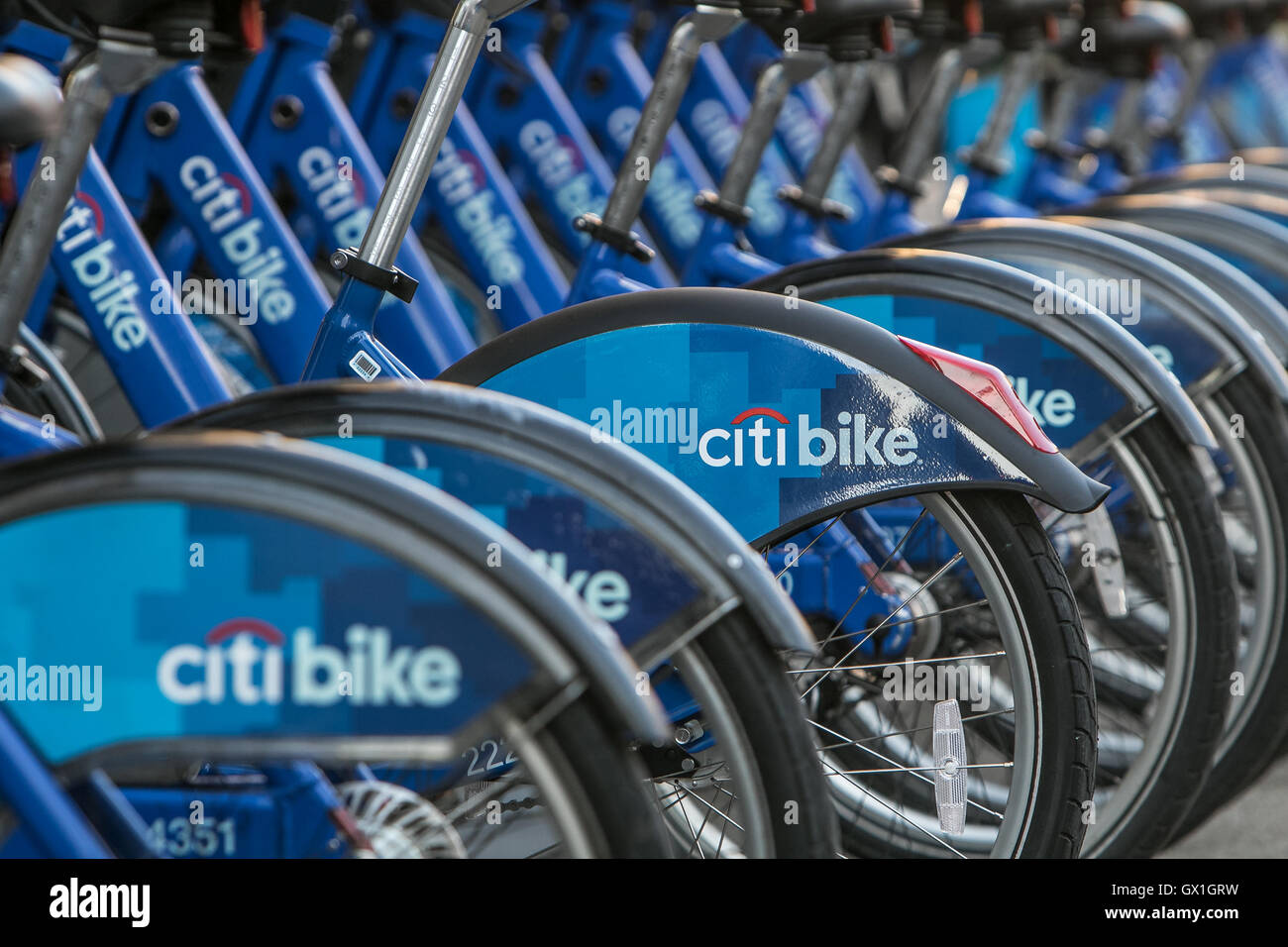 Citibike Fahrräder stehen in ihren Stationen angedockt Stockfoto