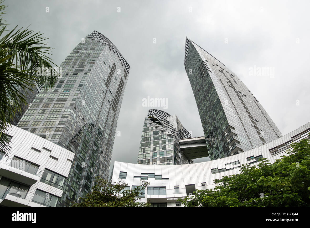 Reflexionen in der Keppel Bay in Singapur ist Luxus Wohnanlage am