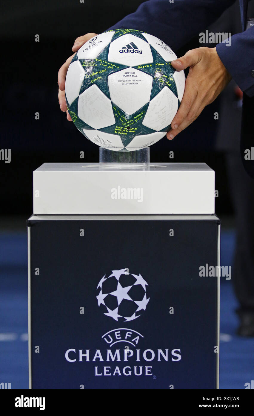 Offizieller Spielball der UEFA Champions League 2016/17-Saison auf Sockel Stockfoto
