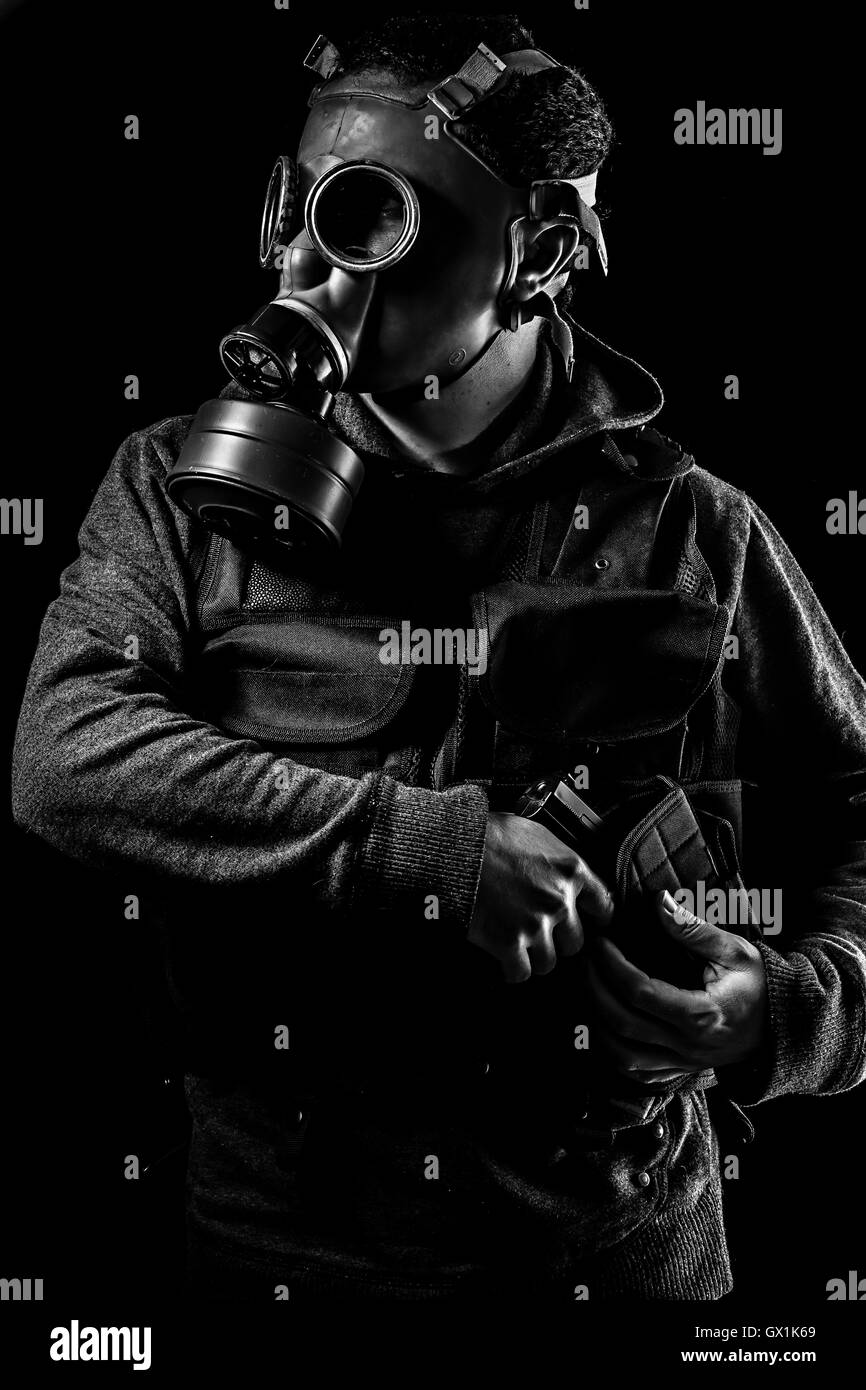 Giftige Angriff. Ein Mann in eine Gasmaske im Rauch. künstlerische Hinterg Stockfoto