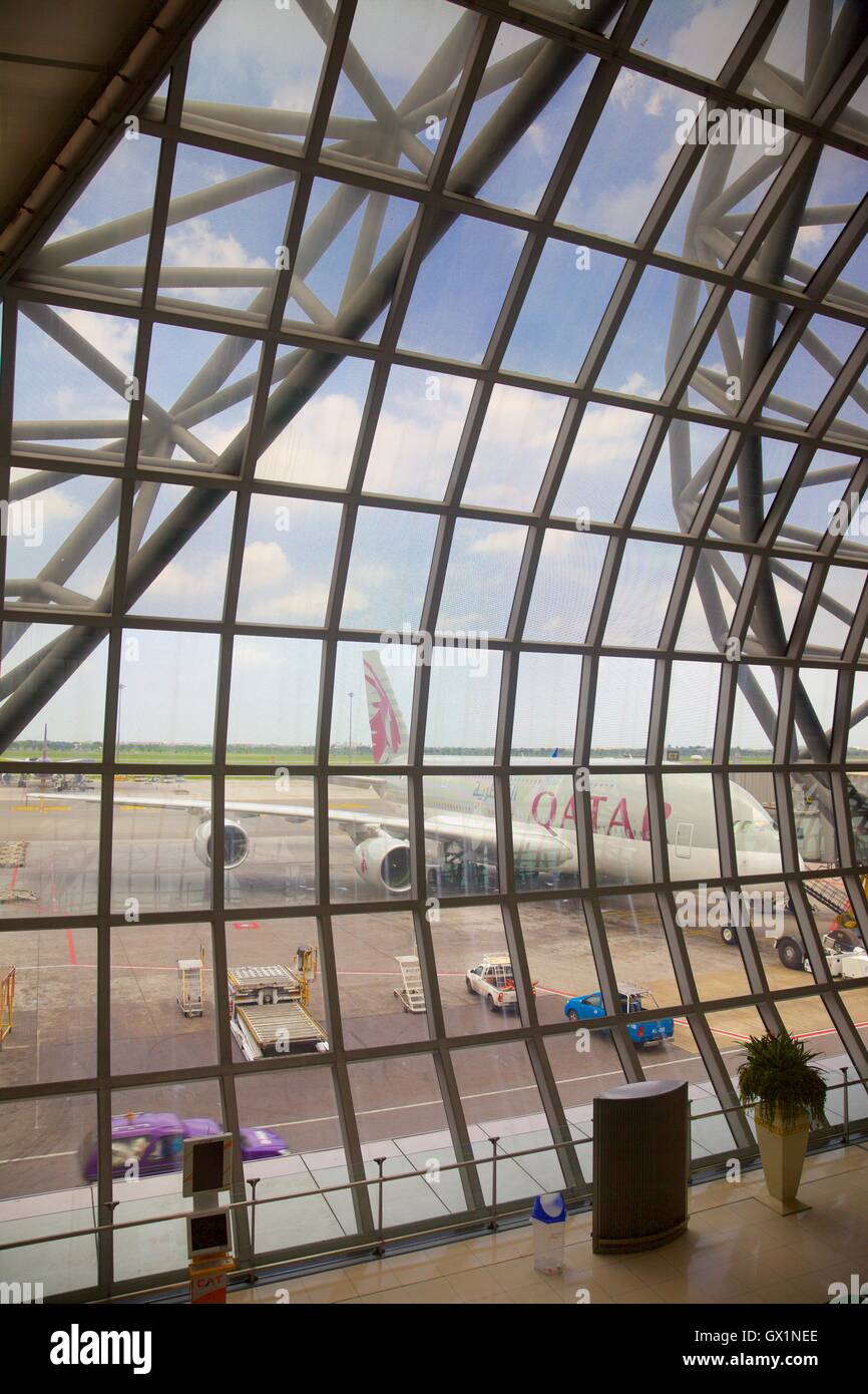 Qatar Airways A380 Air Bus am Abflug-Gate am Flughafen Suvarnabhumi Bangkok, Thailand Stockfoto