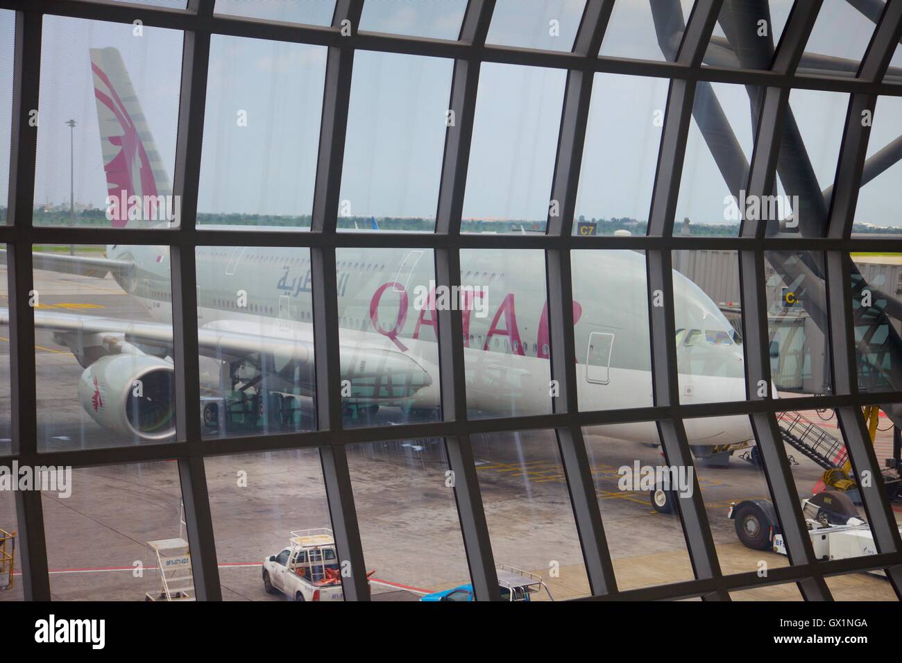 Qatar Airways A380 Air Bus am Abflug-Gate am Flughafen Suvarnabhumi Bangkok, Thailand Stockfoto
