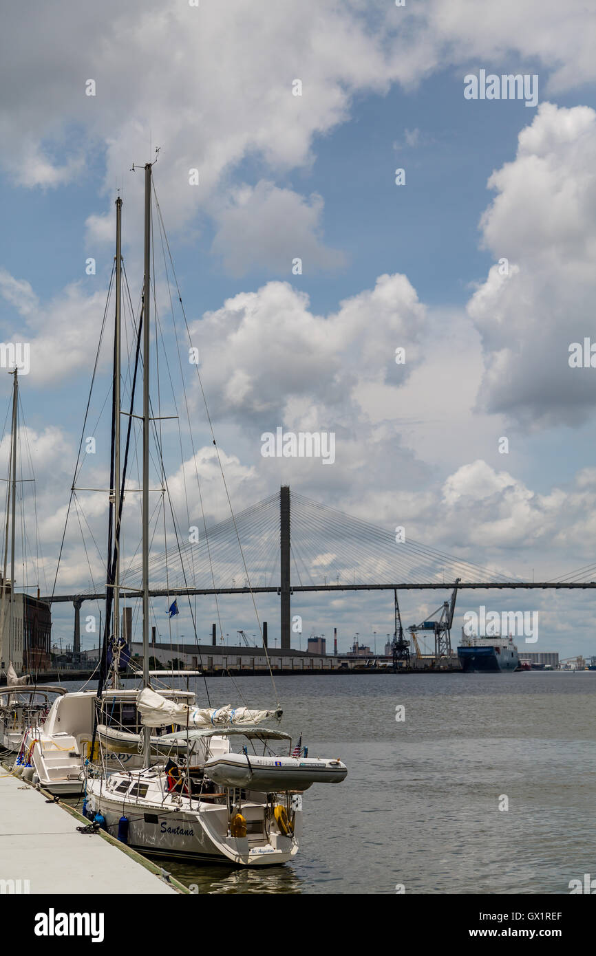 Segelboote am Dock von Savannah River Bridge in der Nähe von River Street Stockfoto