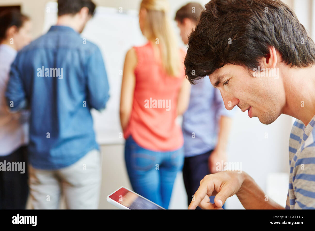 Schüler Surfen im Internet mit tablet Stockfoto