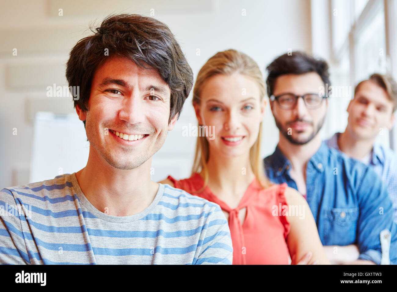 Erfolgreiche Inbetriebnahme Team mit anderen Studierenden Stockfoto