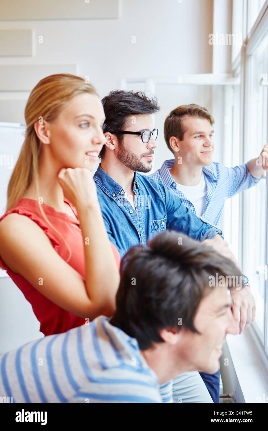 Gruppe von Studenten als Start-up-Unternehmen Team Blick durch das Fenster Stockfoto