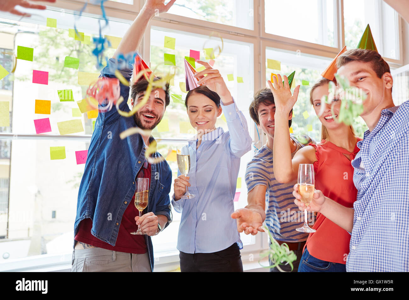 Schüler von Start-up-Party in Carinval Feier als team Stockfoto