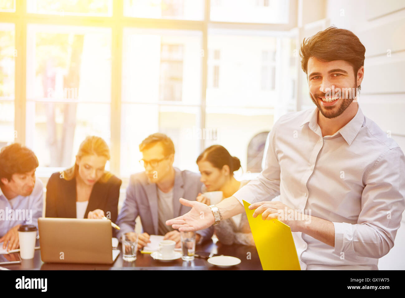 Mann mit Business-Team im Büro Stockfoto