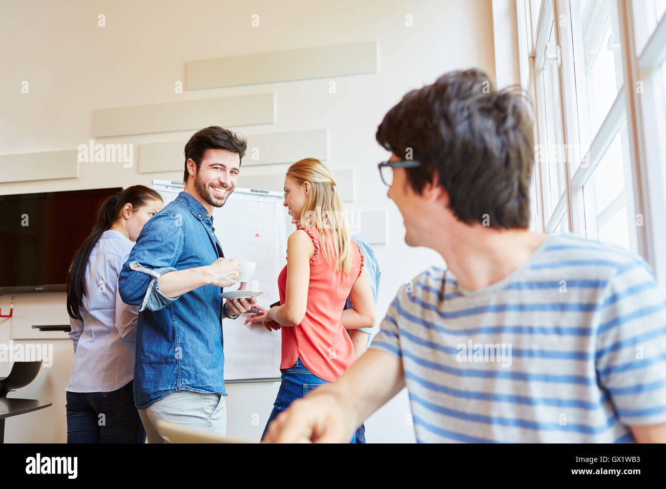Treffen mit Schülern für eine Start-up-Konzept Kooperation Stockfoto
