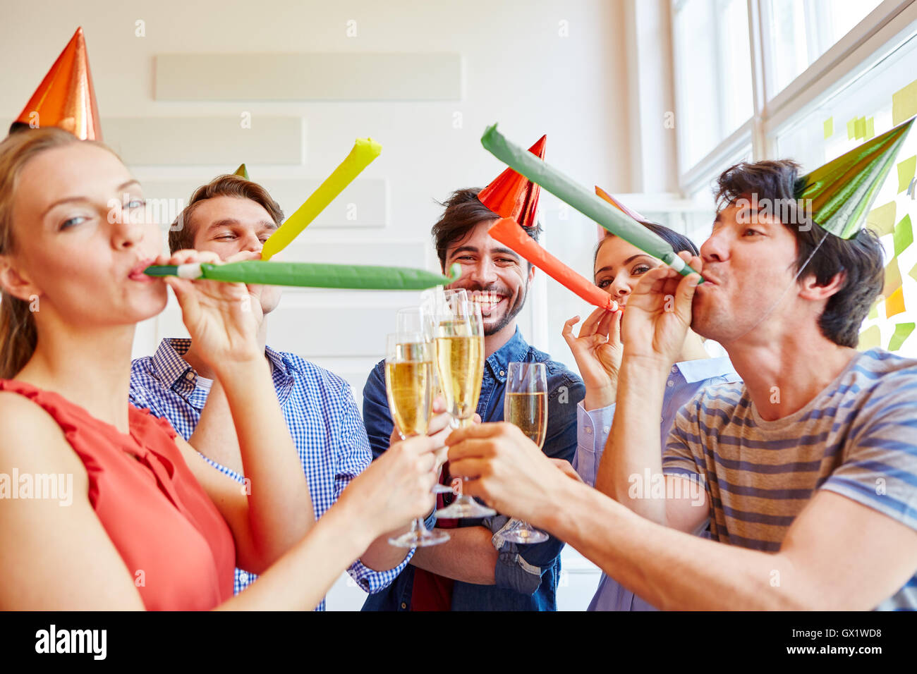 Glückliche Schüler mit einer Party während einer Feier Stockfoto