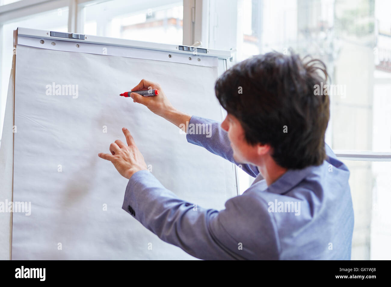Entreperneur von Start-up schreiben mit Stift auf flipchart Stockfoto