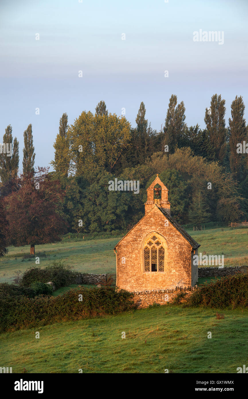 St. Oswald's Kirche bei Sonnenaufgang, Widford, Cotswolds, Oxfordshire, England Stockfoto