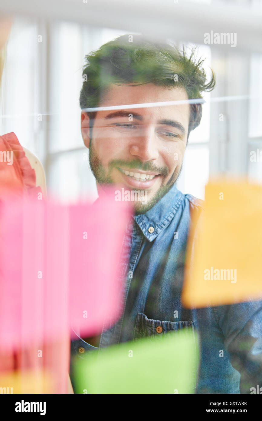 Der Mensch als Unternehmer Ideen zu sammeln, auf Hinweise für eine neue Strategie Stockfoto