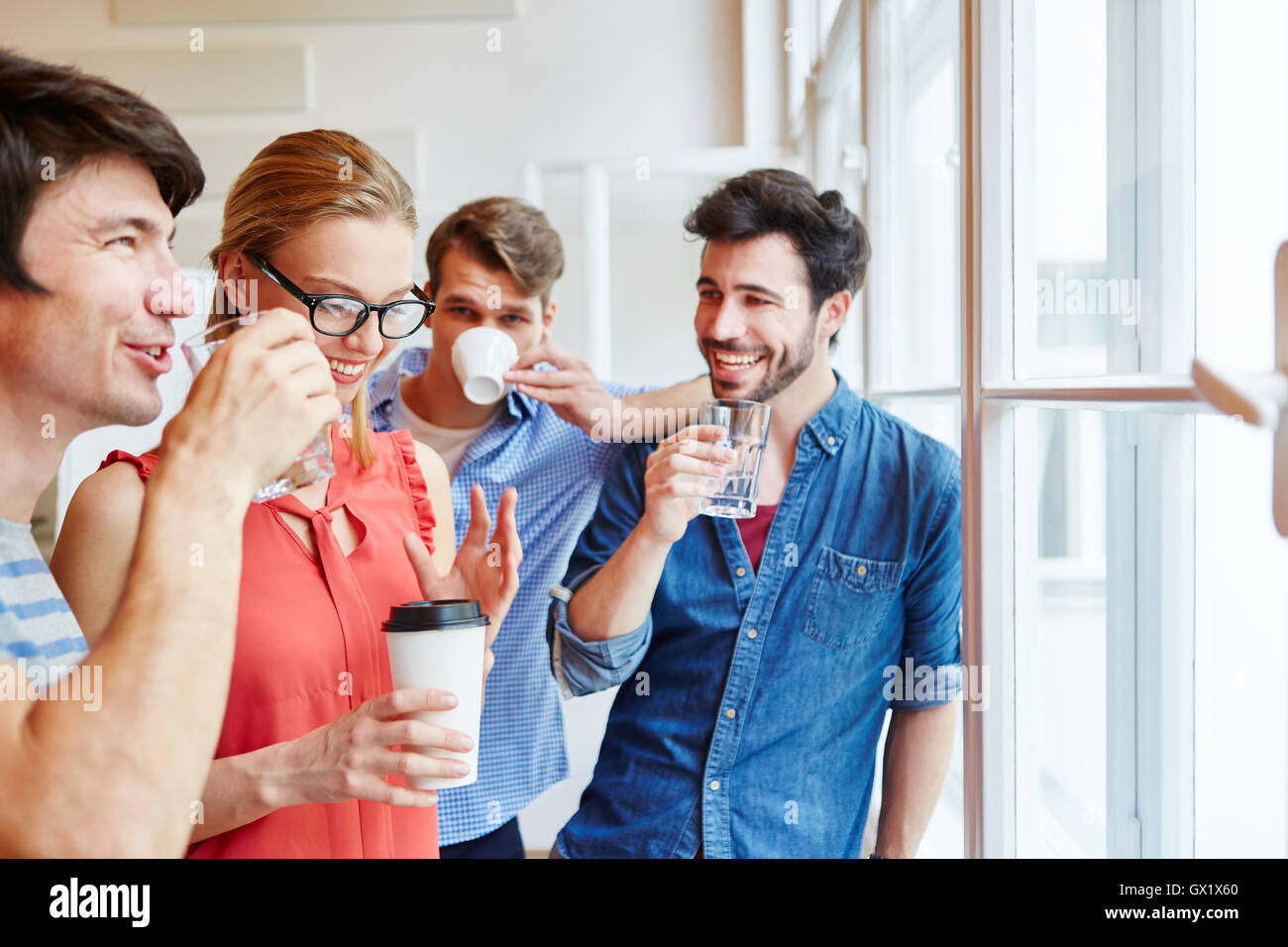 Gruppe von Studenten, die eine Kaffee-Pause zur Entspannung Stockfoto