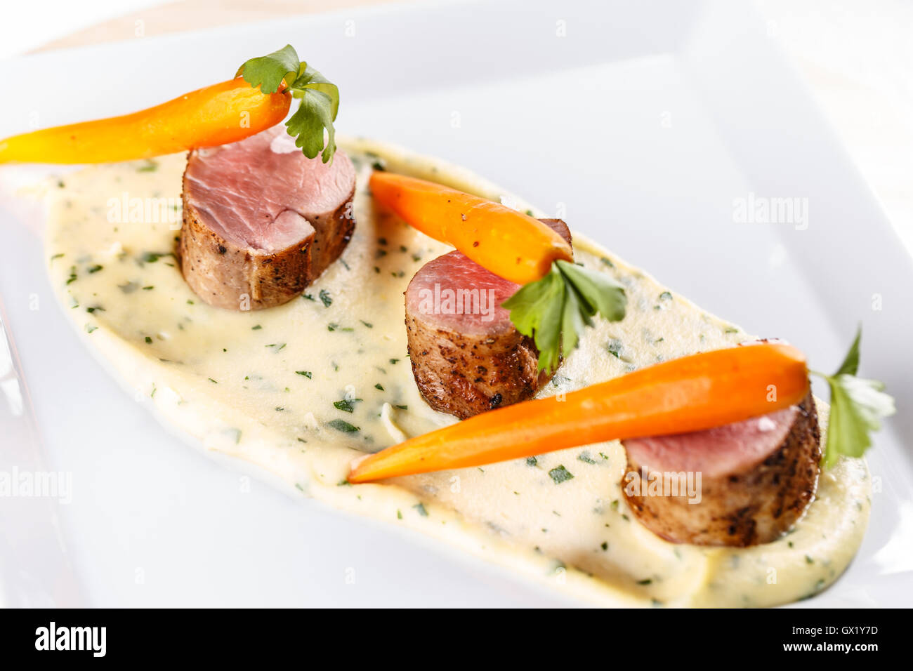 Gourmet-Restaurants Essen mit Schweinefilet Lende, Karotten und Kartoffelpüree Stockfoto