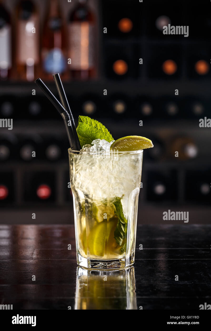 Mojito cocktail mit Limette und Minze in Highball-Glas Stockfoto