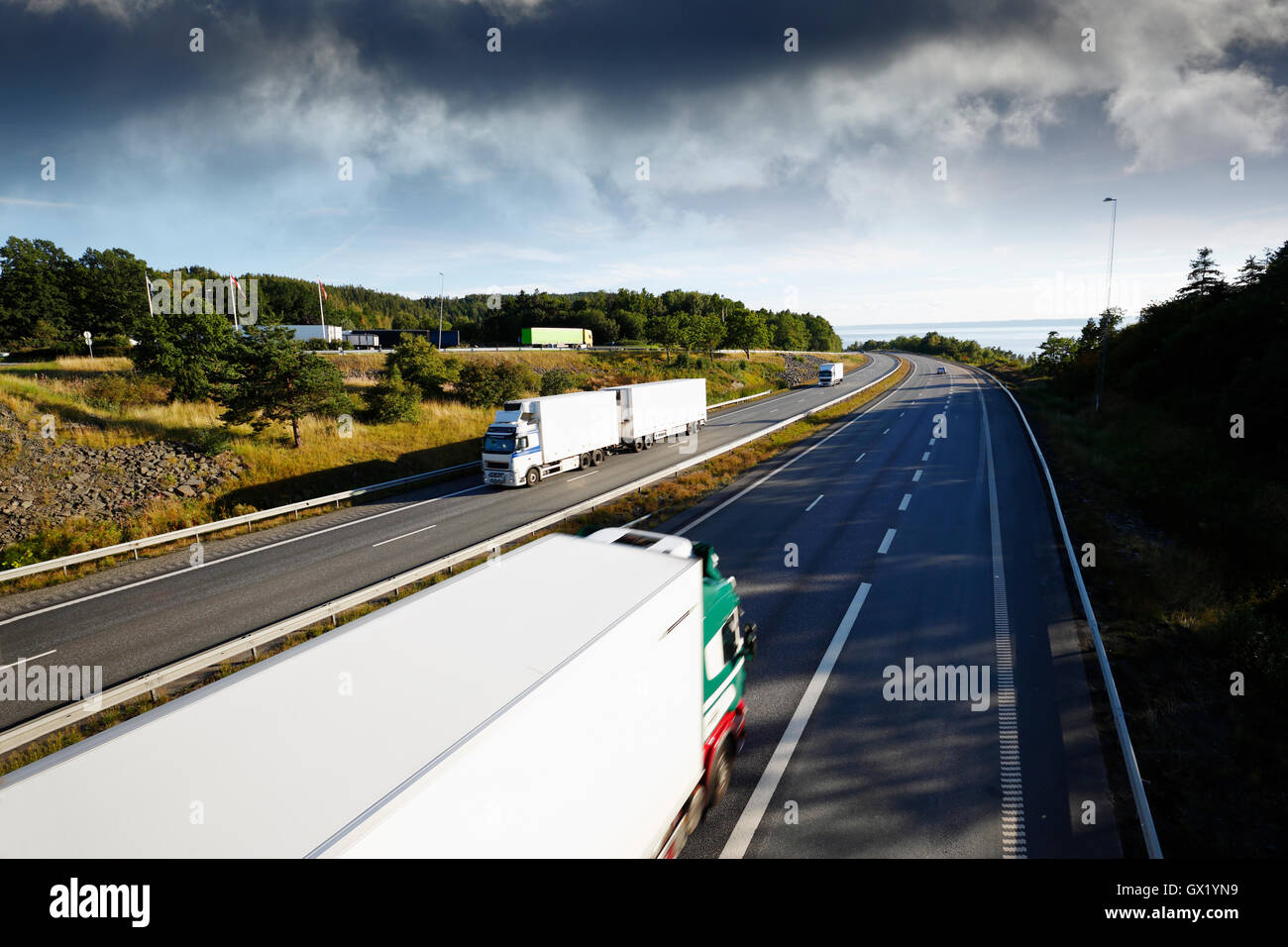 LKW auf einer malerischen Autobahn Stockfoto