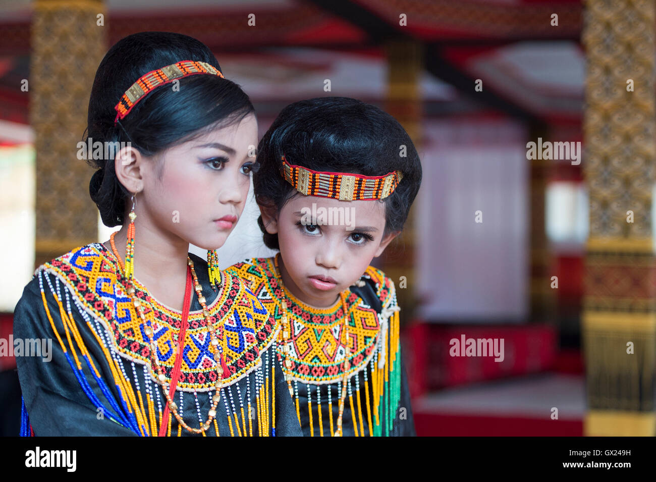 Porträt von zwei jungen Toraja-Pose für Kamera mit Tracht bei einer Beerdigungszeremonie während des Festivals Rambu Solo. Stockfoto