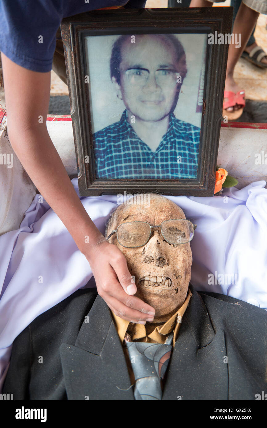 Die Leiche Tot Von Den Hinterbliebenen Zu Erziehen Reinigen Sie Ihre Leichen Wahrend Bizzare Ma Nene Rituale In North Toraja Stockfotografie Alamy