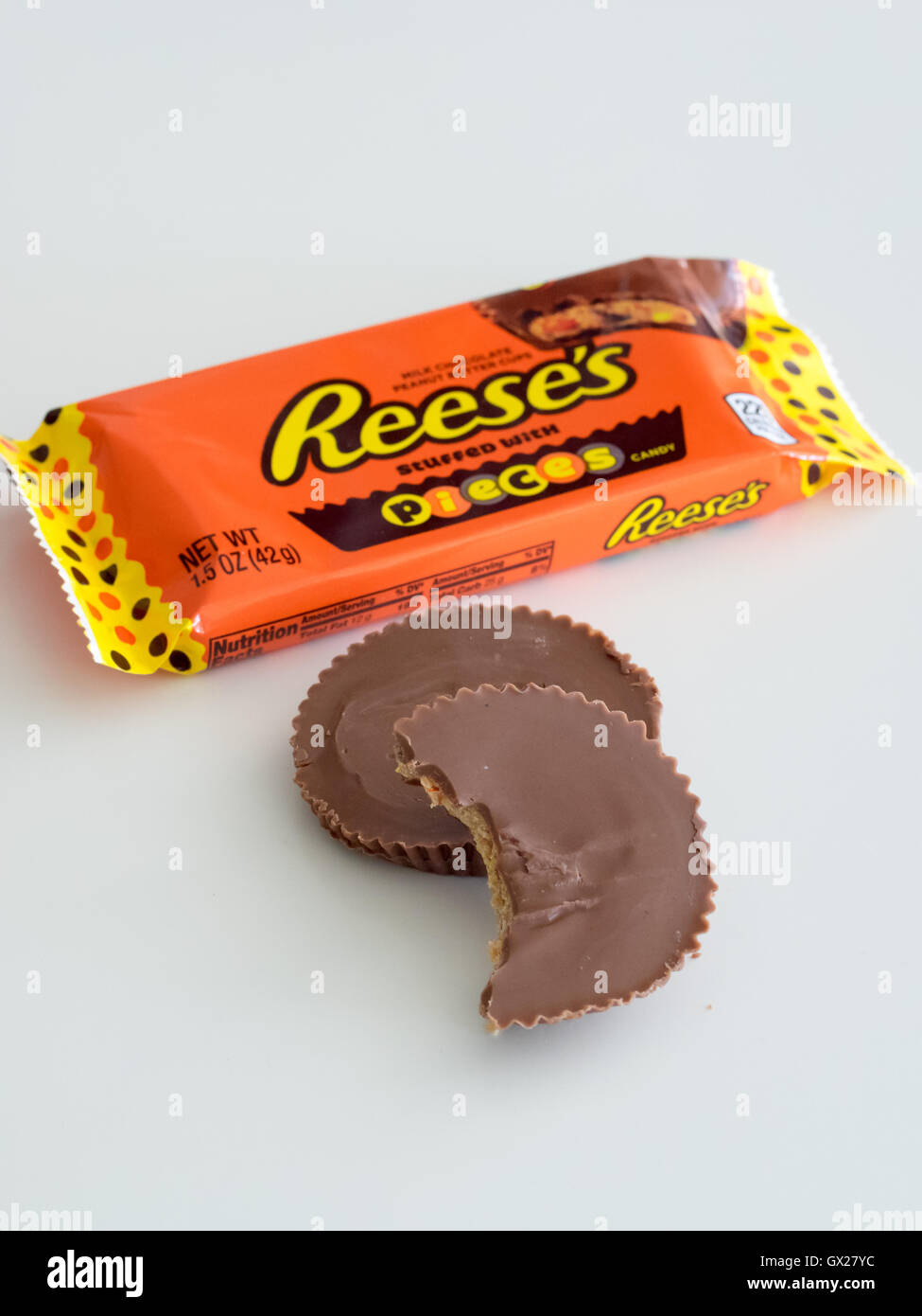 Reese es gefüllt mit Stücke Peanut Butter Cups (Reeses Peanut Butter Cups mit Reeses Stück Candy), von Hershey. Stockfoto