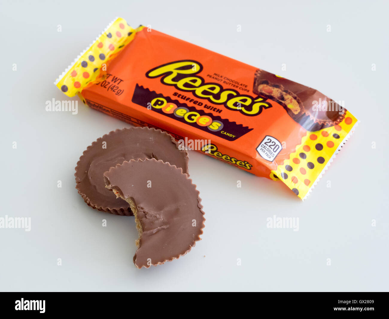 Reese es gefüllt mit Stücke Peanut Butter Cups (Reeses Peanut Butter Cups mit Reeses Stück Candy), von Hershey. Stockfoto