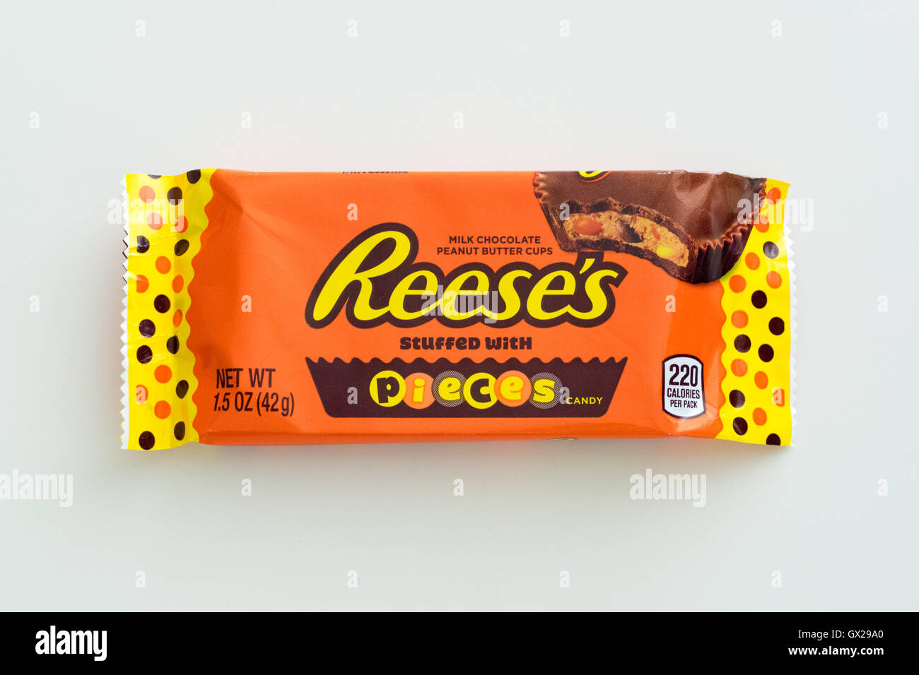 Reese es gefüllt mit Stücke Peanut Butter Cups (Reeses Peanut Butter Cups mit Reeses Stück Candy), von Hershey. Stockfoto