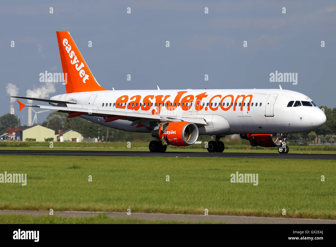 EasyJet Airbus A320 landet auf der Piste 18R in Amsterdam Schiphol Flughafen. Stockfoto
