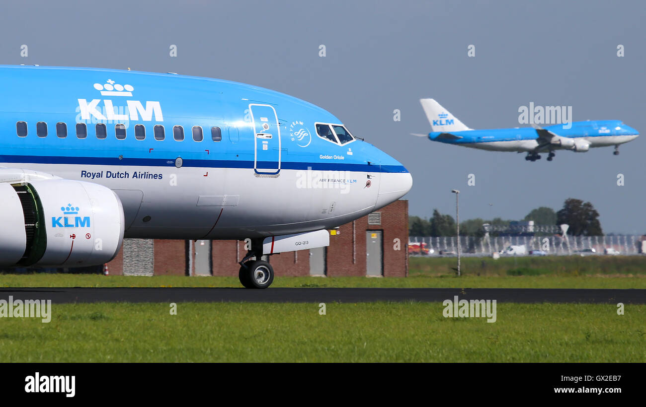 KLM Royal Dutch Airlines Boeing 737-700 landet auf der Piste 18R in Amsterdam Schiphol Flughafen. Stockfoto