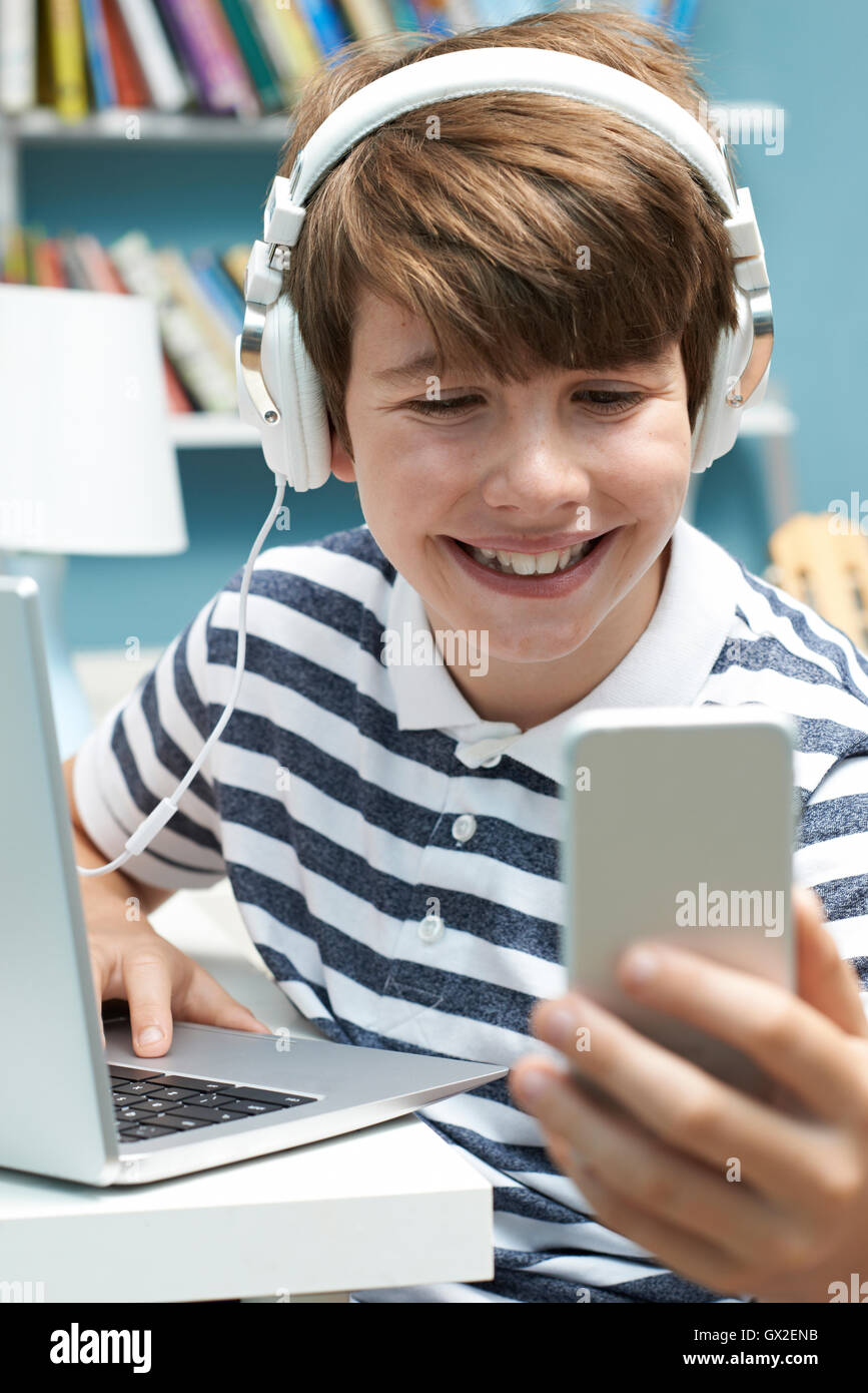 Teenager mit Technologie im Schlafzimmer Stockfoto