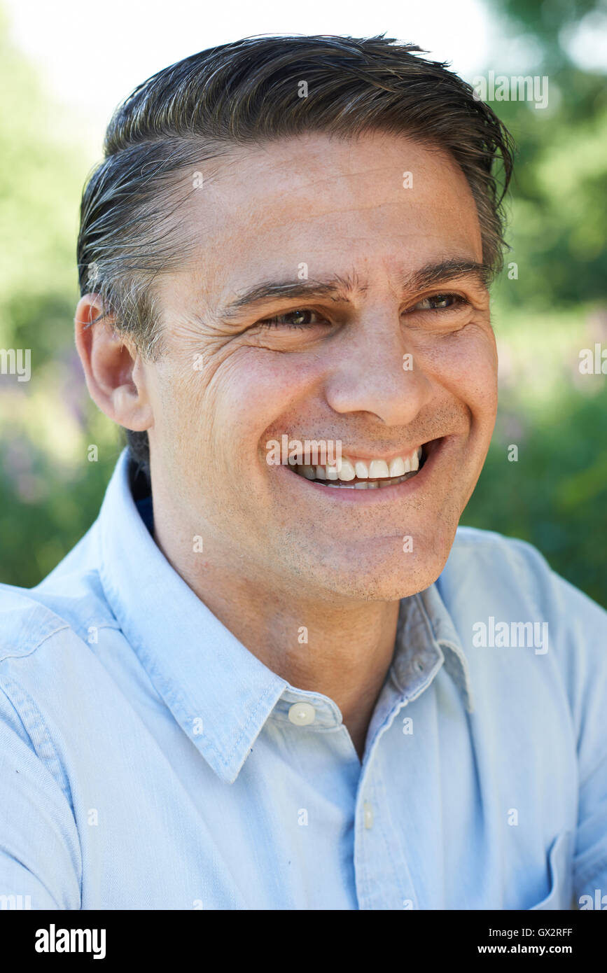 Im freien Kopf und Schultern Portrait Of Smiling reifen Mann Stockfoto