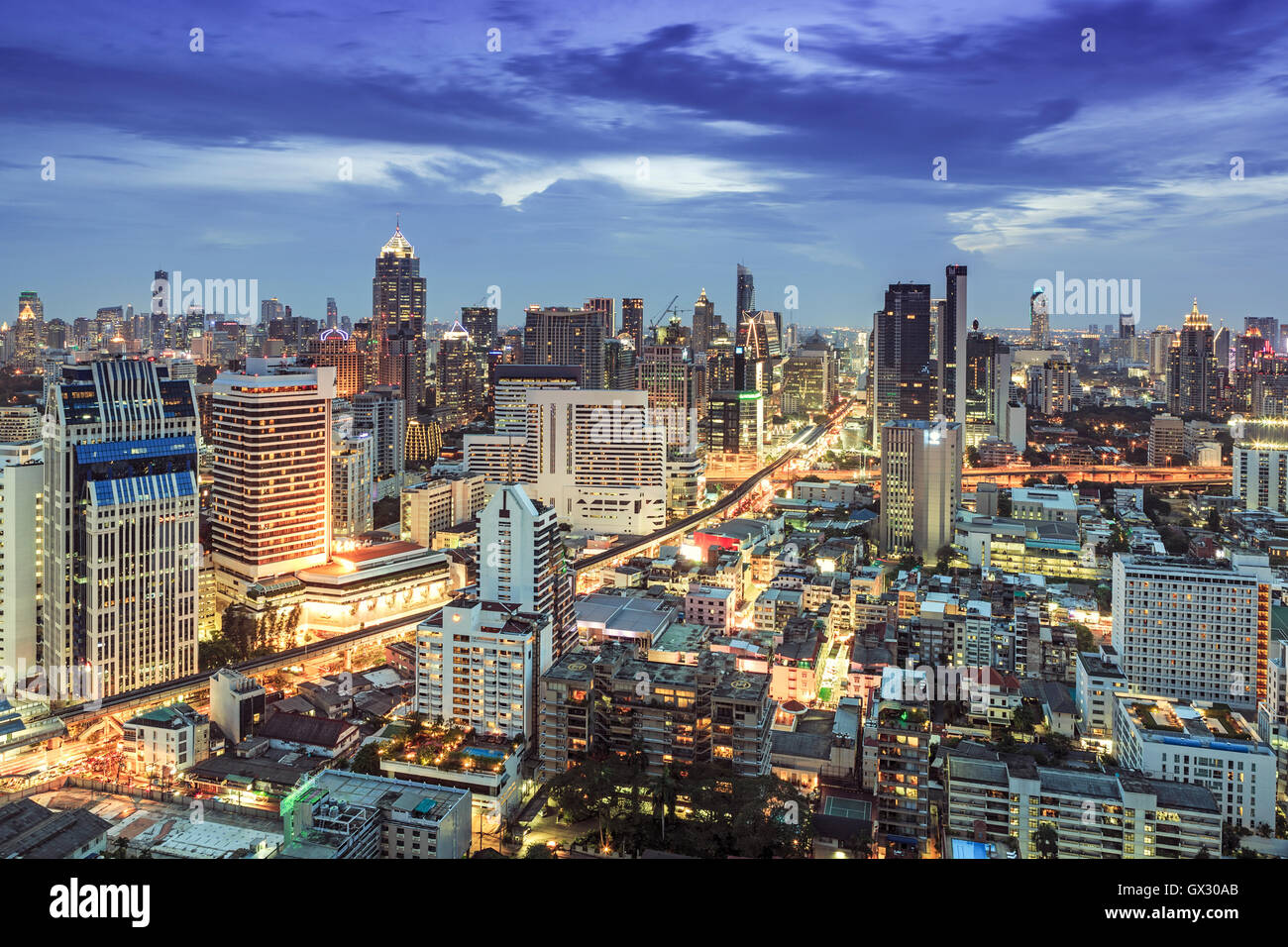 Bangkok City Skyline mit dem Skytrain Bahnhof und touristischen Bereich um Sukhumvit, Chit Lom und Phloen Chit Road, Pathum Wan District Stockfoto