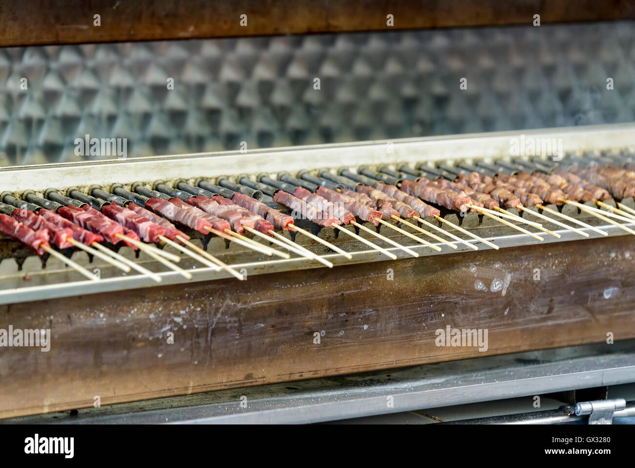 Spieße mit Fleisch-Schafe in der Startaufstellung mit verschiedenen Arten des Kochens Stockfoto