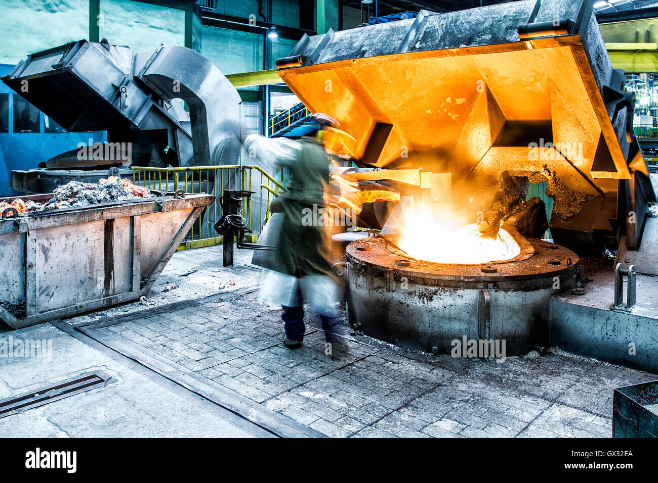 Metallurgie-Industrie Arbeiter betreibt neben einem Brennofen mit flüssigem Stahl. Guaramirim, Santa Catarina, Brasilien. Stockfoto