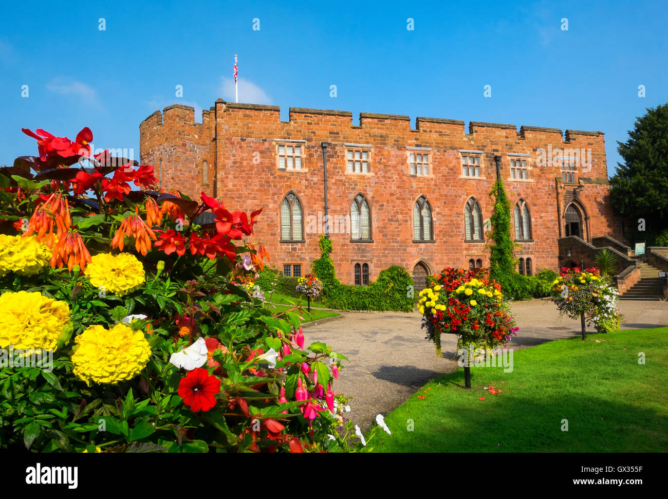 Blumenkörbe bei Shrewsbury Castle, Shropshire, England, UK Stockfoto